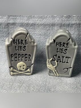 Cracker Barrel Tombstone Salt & Pepper Shaker grey Halloween spooky gothic decor